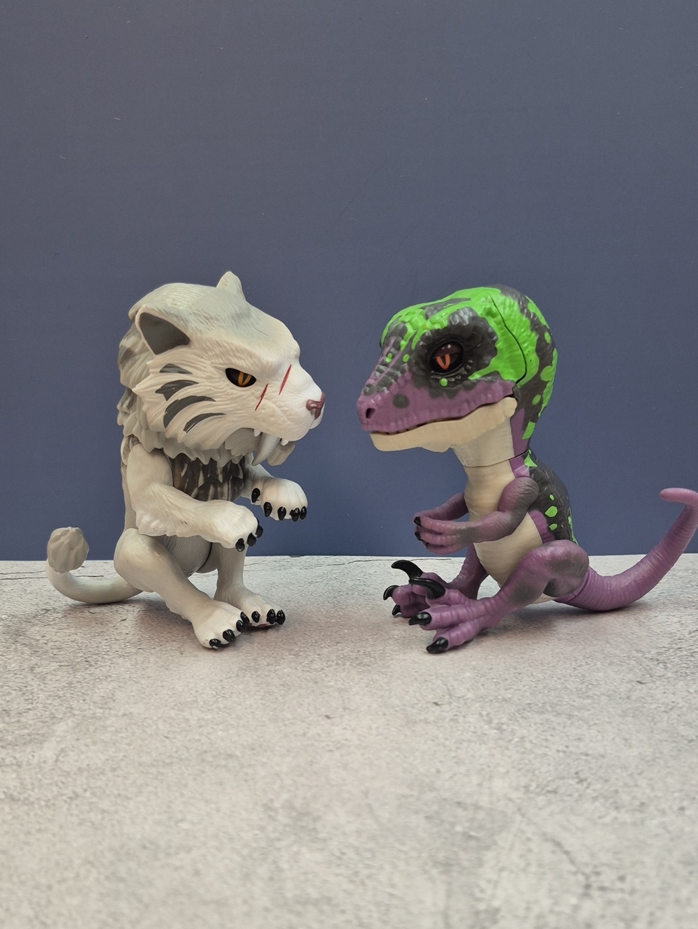 Fingerlings Raptor/Sabertooth Tiger